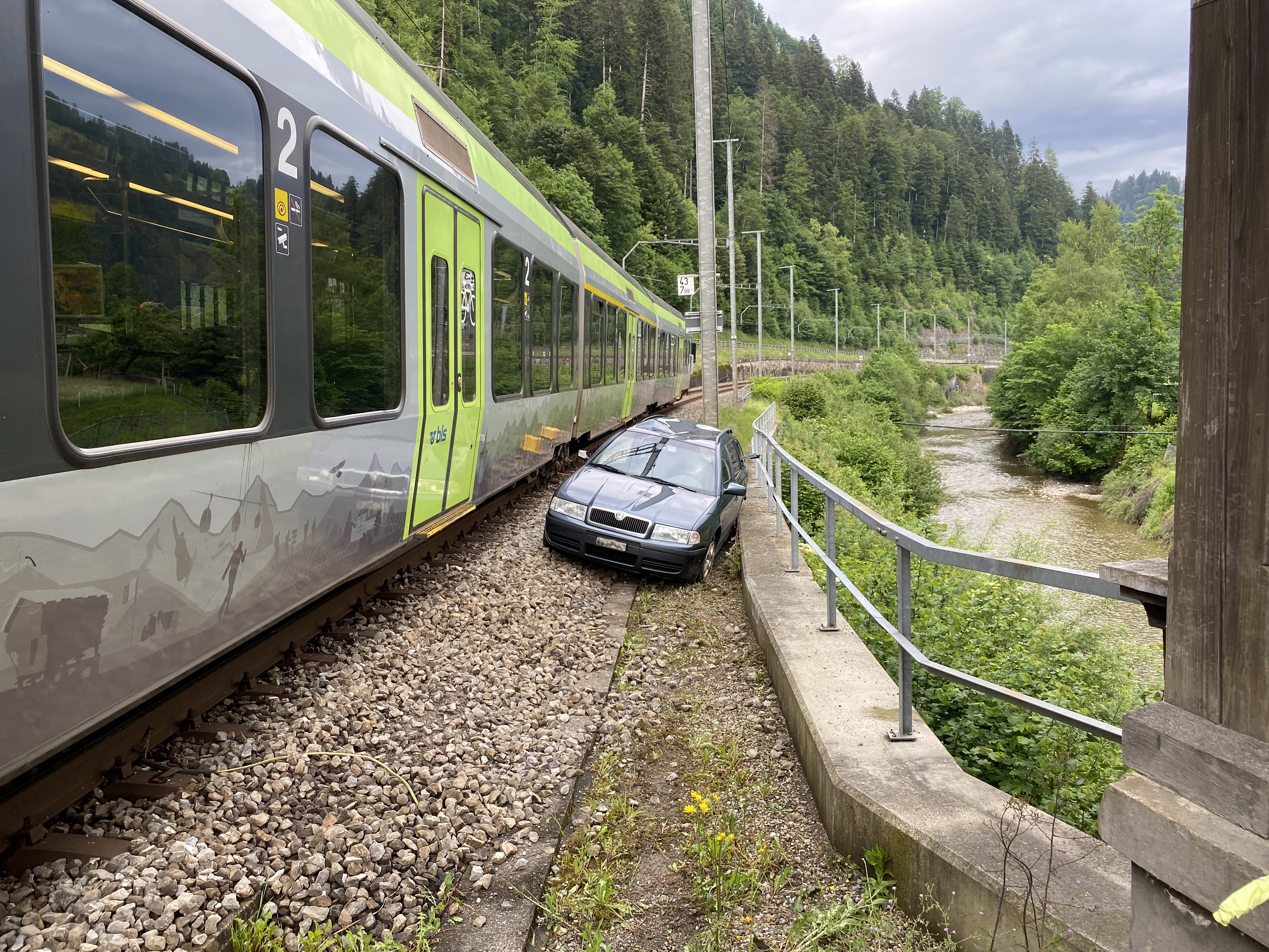 Am Mittwochabend ist in Trubschachen ein Auto von einem Zug erfasst worden. 